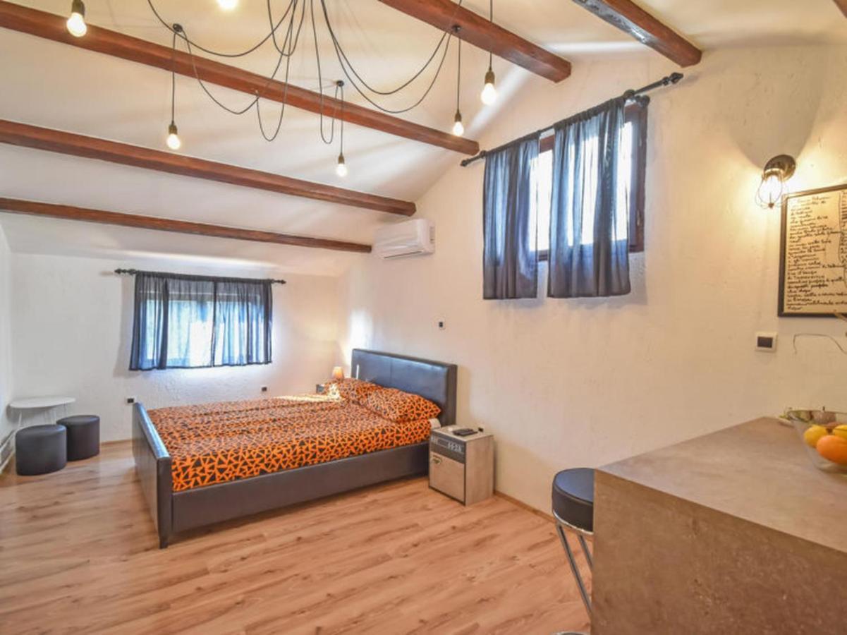 Studios Barre With Jacuzzi โรวีน ภายนอก รูปภาพ